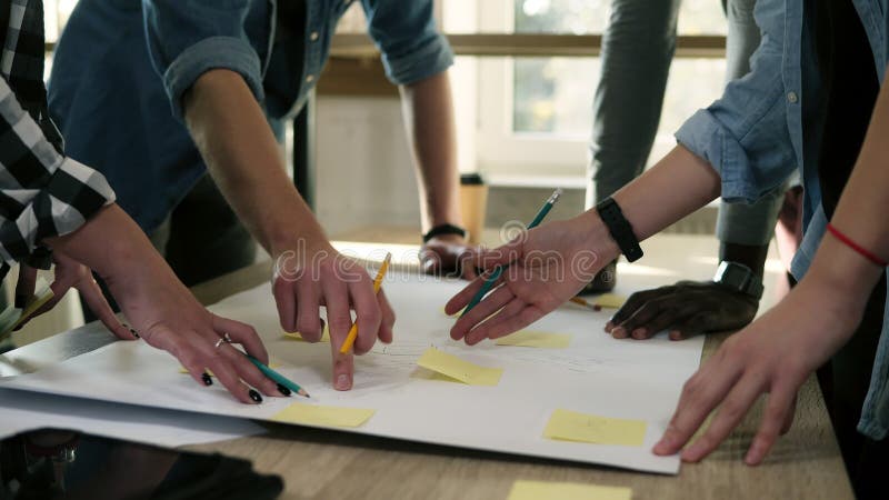 Séance de réflexion d'équipe d'affaires Étapes de planification avec les autocollants jaunes se dirigeant sur la table, écrivant