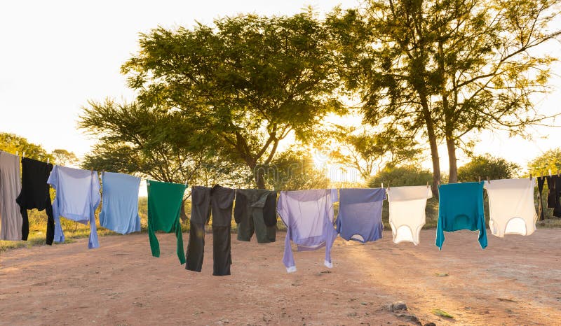 Séchage de blanchisserie sur la corde à linge extérieure photographie stock libre de droits Séchage de blanchisserie sur la corde à linge extérieure photographie stock libre de droits
