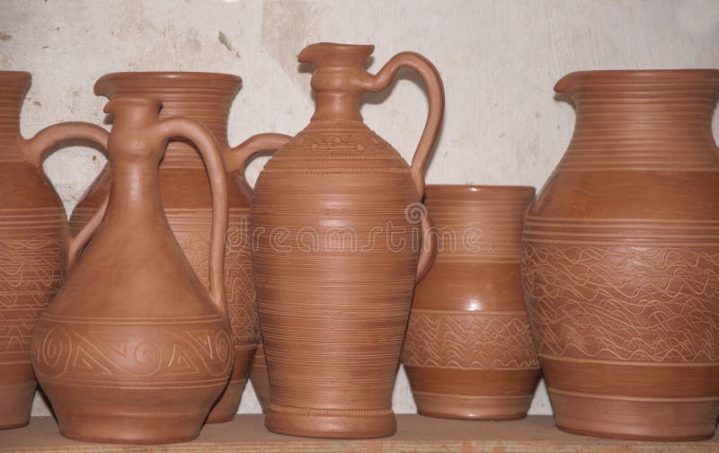 Séchant l'ensemble de nouvelle poterie avant de brûler le concept de l'art traditionnel image libre de droits Séchant l'ensemble de nouvelle poterie avant de brûler le concept de l'art traditionnel image libre de droits