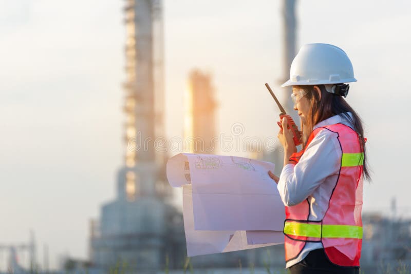 Sécurité d'industrie Le contrôle de travail d'ingénieur de femmes de ouvrière de personnes à la fabrication d'industrie énergétiq Sécurité d'industrie Le contrôle de travail d'ingénieur de femmes de ouvrière de personnes à la fabrication d'industrie énergétiq
