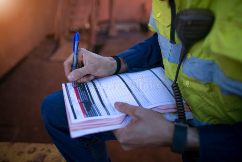 Sécurité de conduite de surveillant du mineur de construction vérifiant l'analyse de risques du travail sur le permis de travail