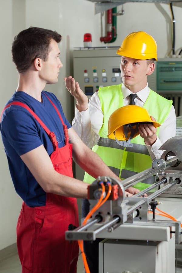 Sécurité de contrôle d'inspecteur pendant le travail à l'usine images libres de droits Sécurité de contrôle d'inspecteur pendant le travail à l'usine images libres de droits
