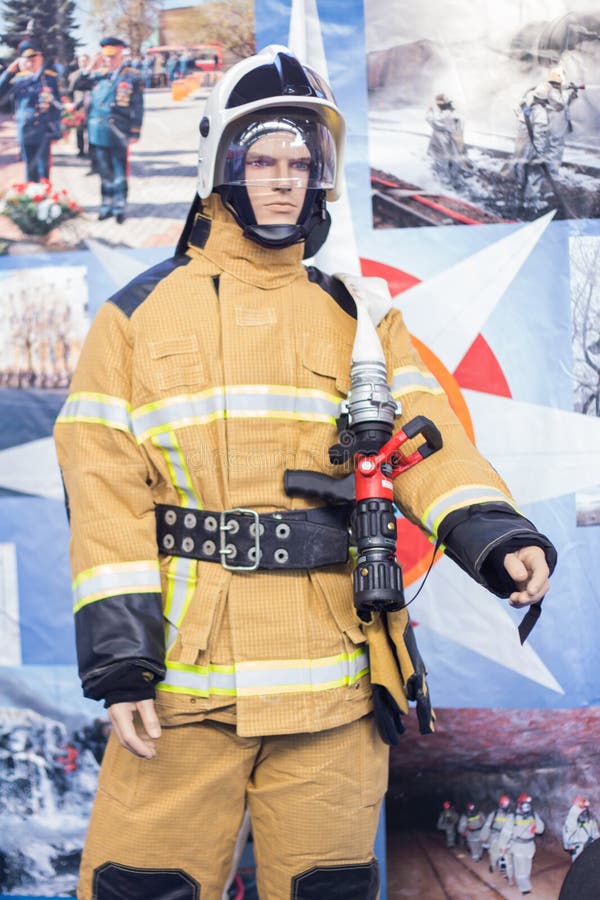 Sécurité spécialisée d'exposition, protection, salut Mannequin de pompier image stock Sécurité spécialisée d'exposition, protection, salut Mannequin de pompier image stock