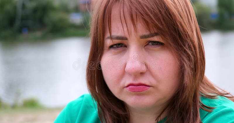 Séduisant scowling fâché coup de tête scowl a été offensé sourcils lugubre portrait de la taille de beau visage dans banque de vidéos
