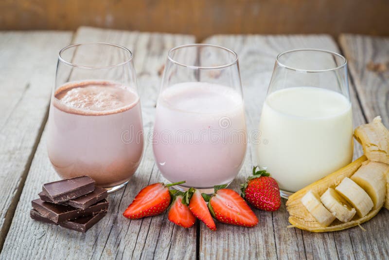 Sélection de lait aromatisé - fraise, chocolat, banane photo stock Sélection de lait aromatisé - fraise, chocolat, banane photo stock