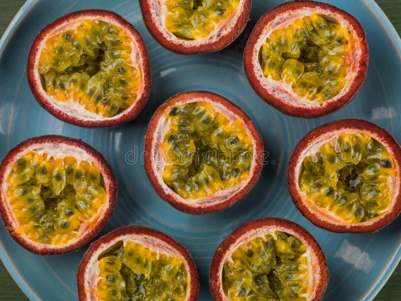 Sélection des passiflores comestibles de passiflore tropicales fraîches images stock Sélection des passiflores comestibles de passiflore tropicales fraîches images stock