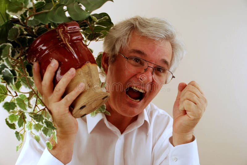 Sénior irritado com punho imagem de stock Sénior irritado com punho imagem de stock