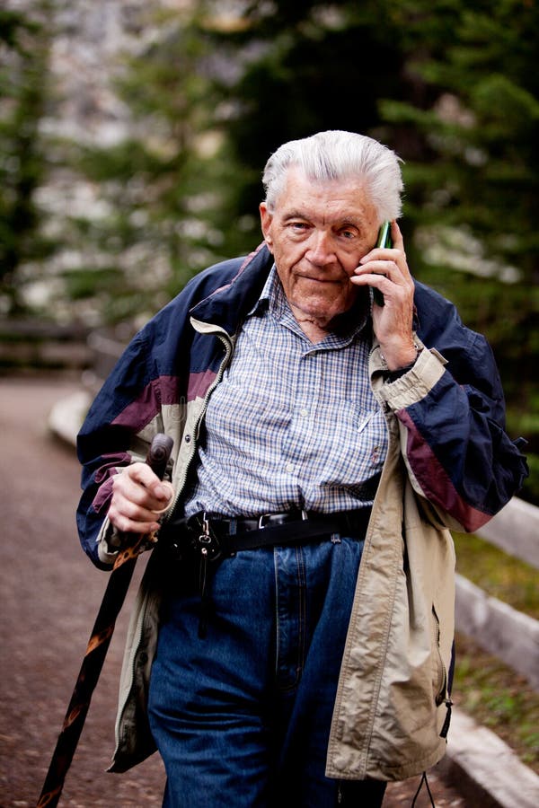 Sénior no telefone de pilha fotografia de stock Sénior no telefone de pilha fotografia de stock