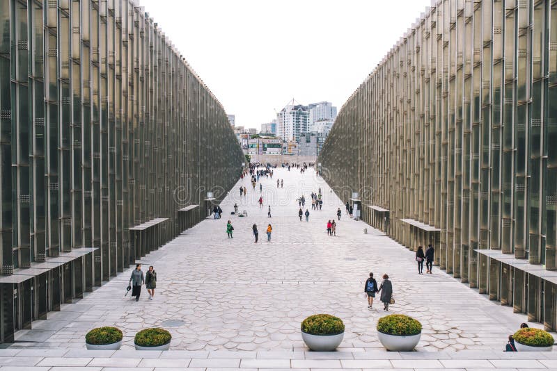 SÉOUL, CORÉE DU SUD, le 26 octobre 2016 : Promenade d'étudiant et de voyageur UNIVERSITÉ de S d'EWHA à FEMME ' photographie stock SÉOUL, CORÉE DU SUD, le 26 octobre 2016 : Promenade d'étudiant et de voyageur UNIVERSITÉ de S d'EWHA à FEMME ' photographie stock