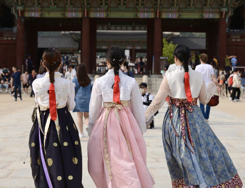 Séoul, Corée 17 mai 2017 : Couples coréens habillés dans Hanbok traditionnel photographie stock libre de droits Séoul, Corée 17 mai 2017 : Couples coréens habillés dans Hanbok traditionnel photographie stock libre de droits