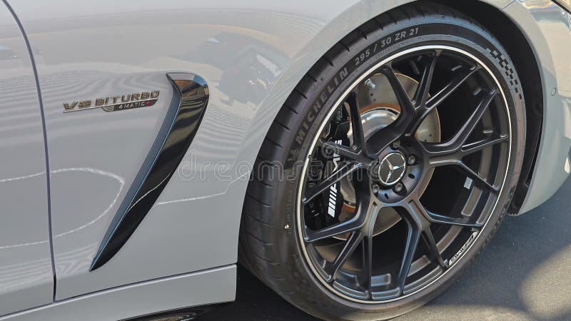 Séquence de closeup de la roue d'un mercedesamg blanc gt 63 pro clips vidéos