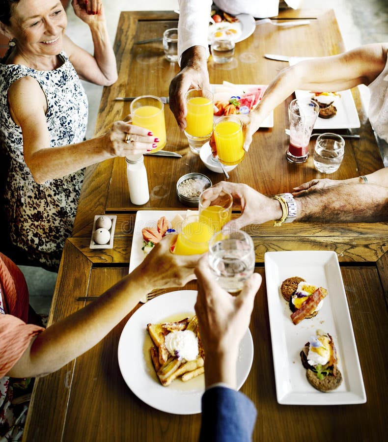 Seniores a tomar o pequeno-almoço num restaurante fotografia de stock