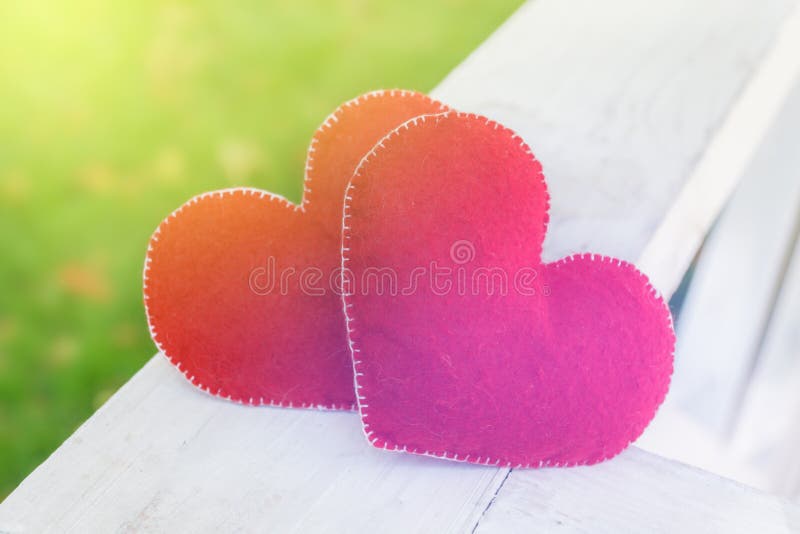 Símbolo abstrato do fundo do dia de Valentim Conceito de dois corações do amor imagem de stock Símbolo abstrato do fundo do dia de Valentim Conceito de dois corações do amor imagem de stock