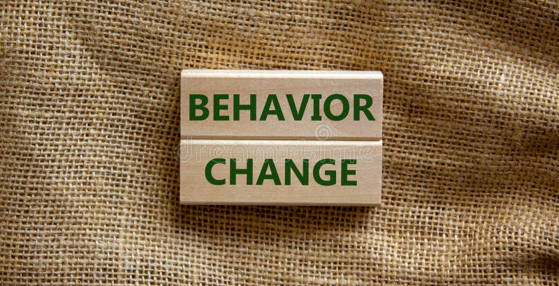 Símbolo de alteração de tempo para comportamento. blocos de madeira com as palavras mudança de comportamento. fundo de tela bonita