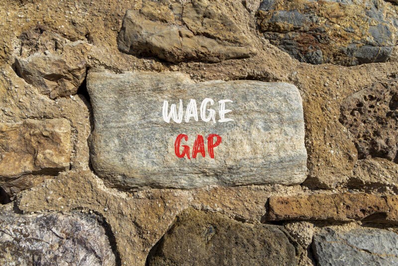 Símbolo de diferença salarial. palavras conceituais abraçam uma bela pedra sobre uma bela parede de pedra. apoio às empresas e fos