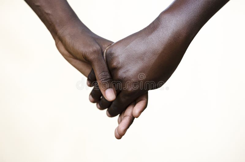 Símbolo de la amistad: Personas negras que llevan a cabo las manos juntas