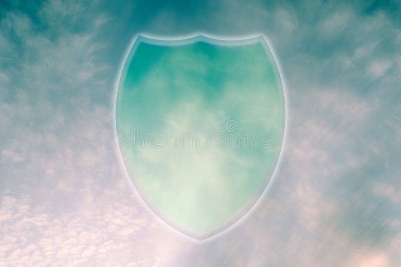 Símbolo de proteção de dados de armazenamento em nuvem Ícone blindado no céu fotografia de stock royalty free Símbolo de proteção de dados de armazenamento em nuvem Ícone blindado no céu fotografia de stock royalty free