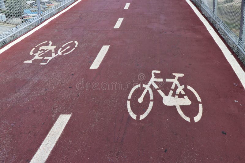 Símbolo de una bicicleta, situado en una trayectoria de la bicicleta en la ciudad foto de archivo Símbolo de una bicicleta, situado en una trayectoria de la bicicleta en la ciudad foto de archivo