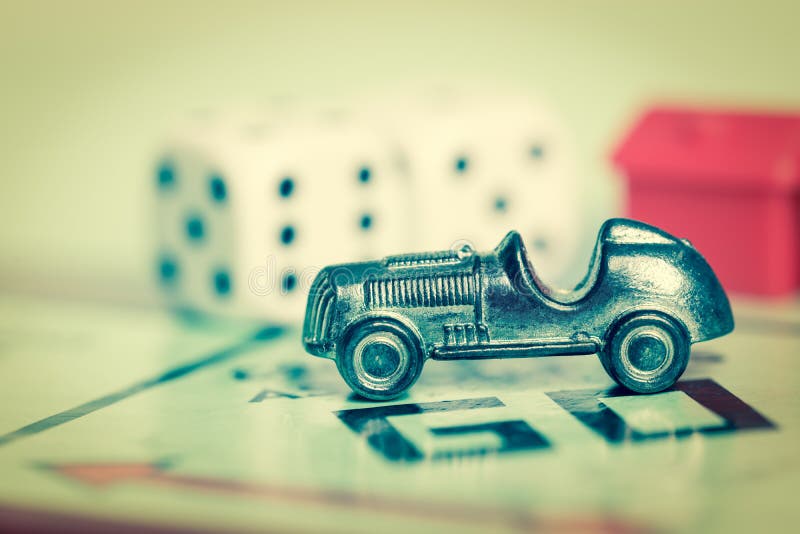 Símbolo del coche en un tablero del juego del monopolio imagen de archivo libre de regalías Símbolo del coche en un tablero del juego del monopolio imagen de archivo libre de regalías