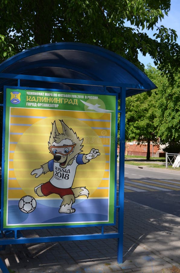 Símbolo dos 2018 campeonatos do mundo no lobo Zabivak na parada do ônibus, Rússia de Rússia ilustração royalty free Símbolo dos 2018 campeonatos do mundo no lobo Zabivak na parada do ônibus, Rússia de Rússia ilustração royalty free