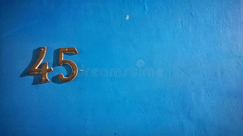 Símbolo número 45 na parede sobre fundo azul. foto de stock