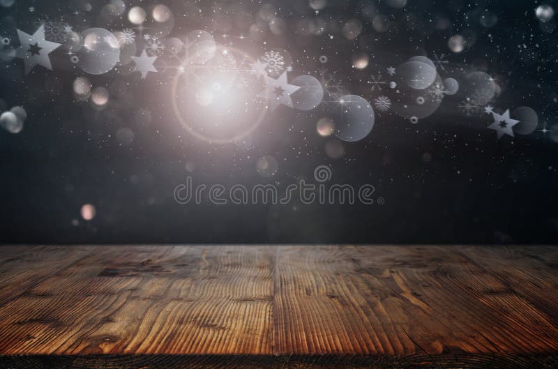 Símbolos de la Navidad con el bokeh y la tabla de madera fotografía de archivo