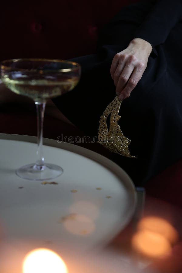 Símbolos de navidad artículos champán vela inscripción de oro. Símbolos de navidad objetos en un fondo rojo champagne inscripción de oro