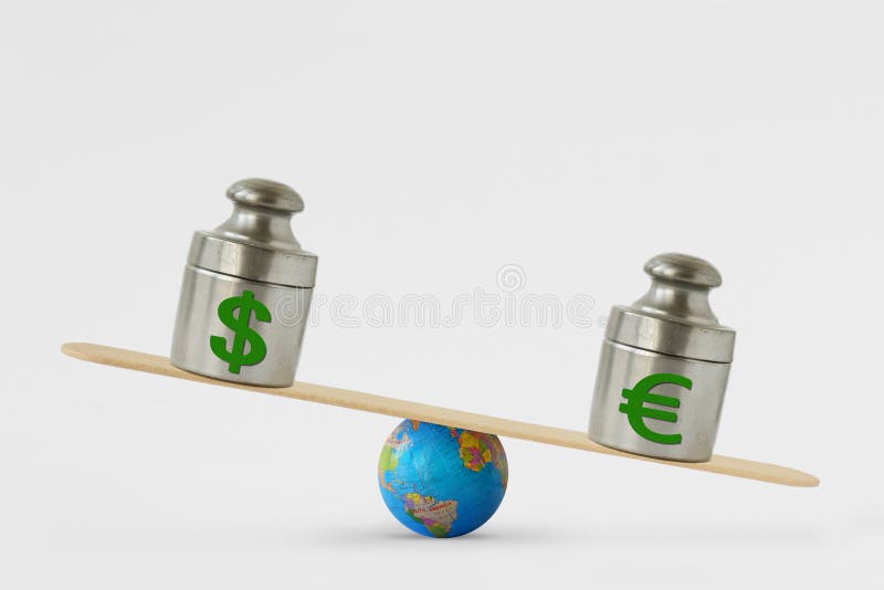 Símbolos na escala do equilíbrio - conceito do dólar e do euro do euro- domínio sobre o dólar em mercados globais foto de stock Símbolos na escala do equilíbrio - conceito do dólar e do euro do euro- domínio sobre o dólar em mercados globais foto de stock