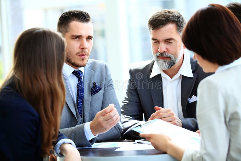 Sócios comerciais que discutem originais e ideias na reunião fotos de stock royalty free Sócios comerciais que discutem originais e ideias na reunião fotos de stock royalty free