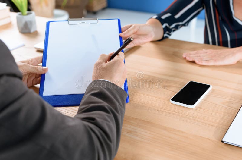 Sócios comerciais que escrevem o contrato imagens de stock Sócios comerciais que escrevem o contrato imagens de stock