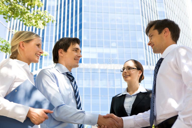 Parceiros a apertar as mãos fotos de stock royalty free