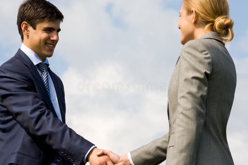 Parceiros a apertar as mãos imagem de stock