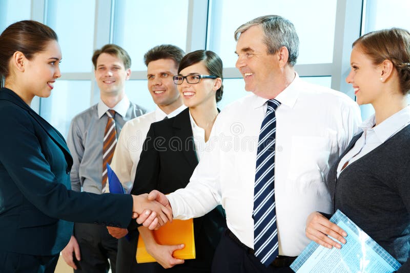 Parceiros a apertar as mãos fotografia de stock royalty free