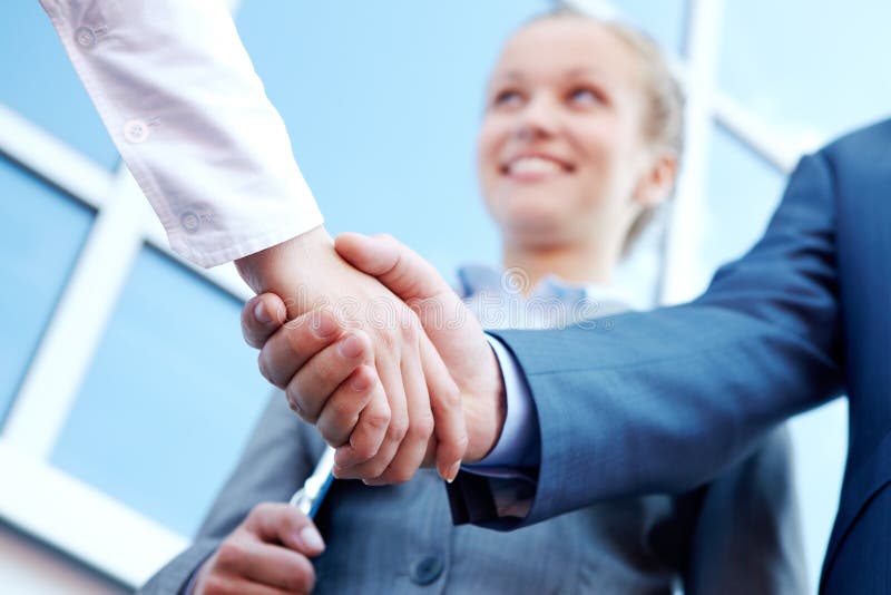 Parceiros a apertar as mãos fotografia de stock