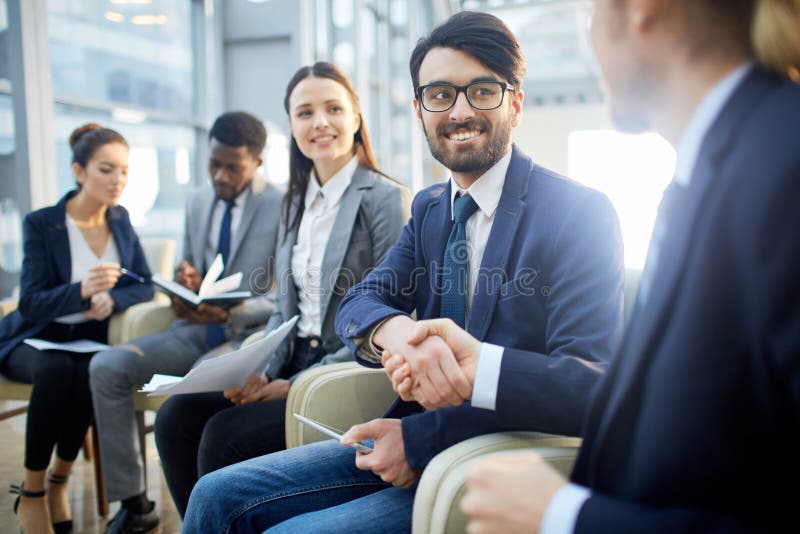 Parceiros de aperto de mãos fotografia de stock
