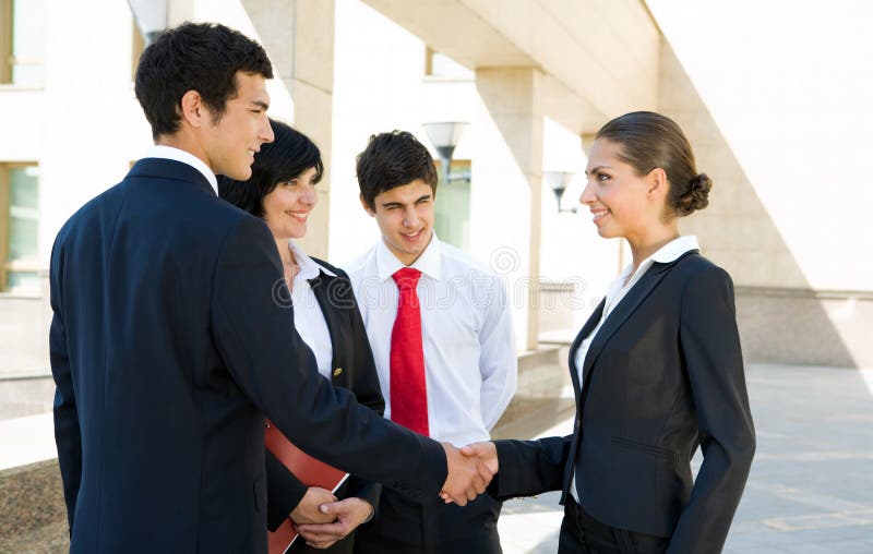 Parceiros a apertar as mãos imagens de stock royalty free