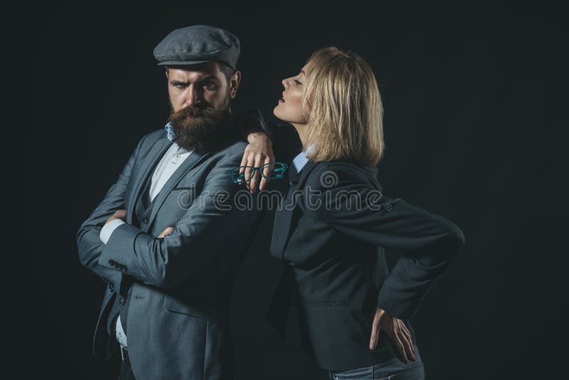 Sócios do investigador do detetive dos pares Investigador astuto inteligente do repórter da parceria Velho formal vestido pares foto de stock royalty free Sócios do investigador do detetive dos pares Investigador astuto inteligente do repórter da parceria Velho formal vestido pares foto de stock royalty free