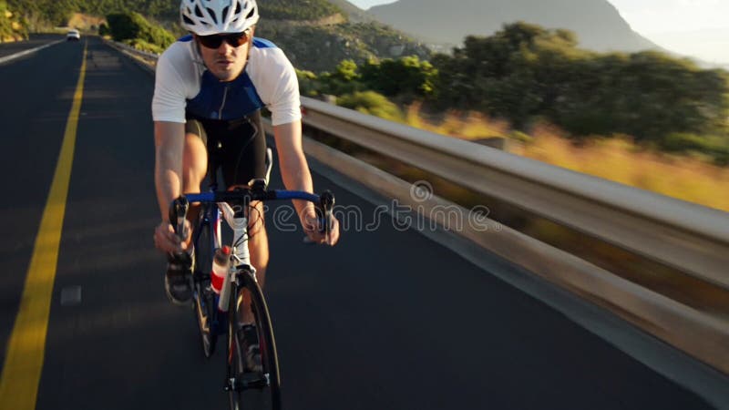 Sólo un hombre y su bicicleta imágenes de video de 4. 000 de un joven disfrutando de un paseo en bicicleta con puesta de sol en la almacen de metraje de vídeo