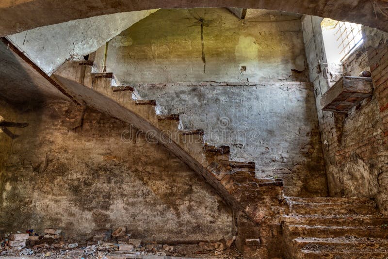 Sótano de una casa de campo vieja fotografía de archivo Sótano de una casa de campo vieja fotografía de archivo