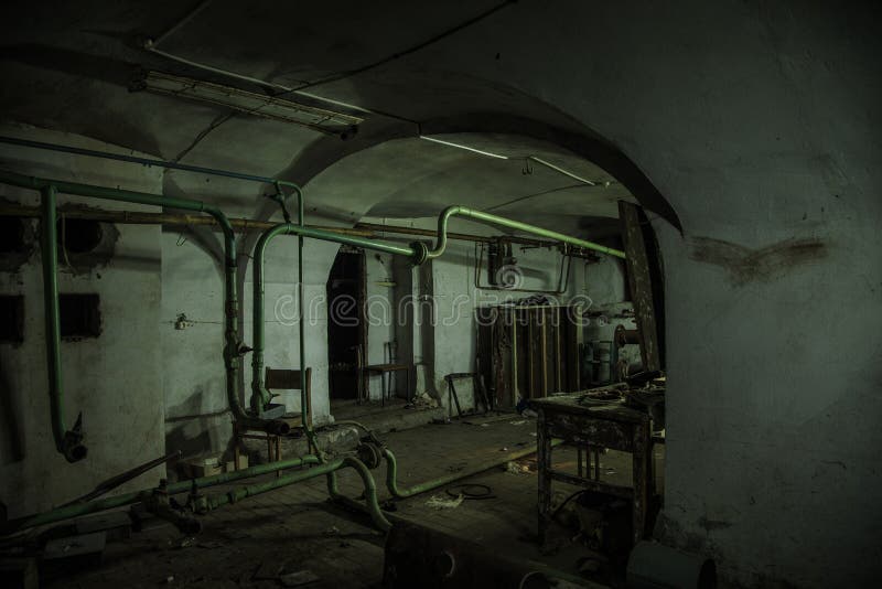 Sótano espeluznante viejo del asilo abandonado Caldera putrefacta vieja, tubos de calefacción fotos de archivo Sótano espeluznante viejo del asilo abandonado Caldera putrefacta vieja, tubos de calefacción fotos de archivo