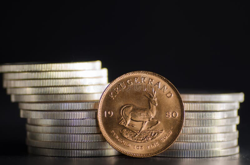 Södra - afrikansk krugerrand för guld- mynt i framdelen av silvermynt fotografering för bildbyråer