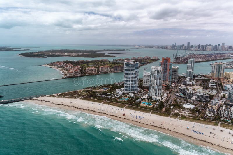 Södra Pointe parkerar och Miami horisont från helikoptern arkivbild Södra Pointe parkerar och Miami horisont från helikoptern arkivbild
