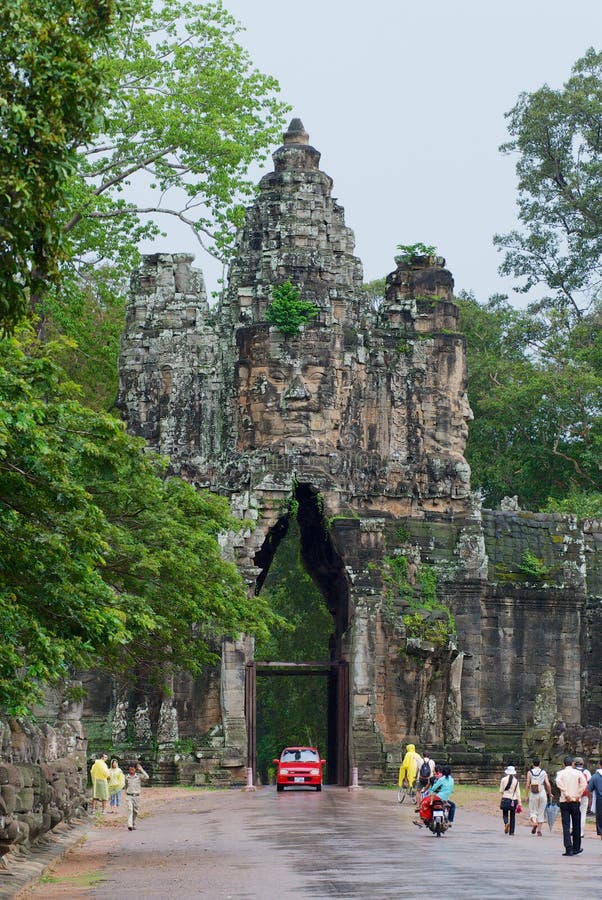Södra port för Angkor Thom tempel med sten sned framsidor i Siem Reap, Cambodja fotografering för bildbyråer Södra port för Angkor Thom tempel med sten sned framsidor i Siem Reap, Cambodja fotografering för bildbyråer