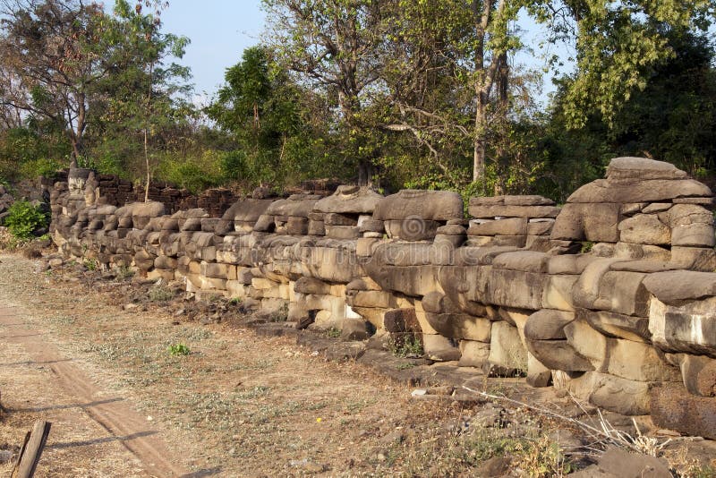 Södra port till den Banteay Chhmar templet med halshögg statyer arkivbild Södra port till den Banteay Chhmar templet med halshögg statyer arkivbild
