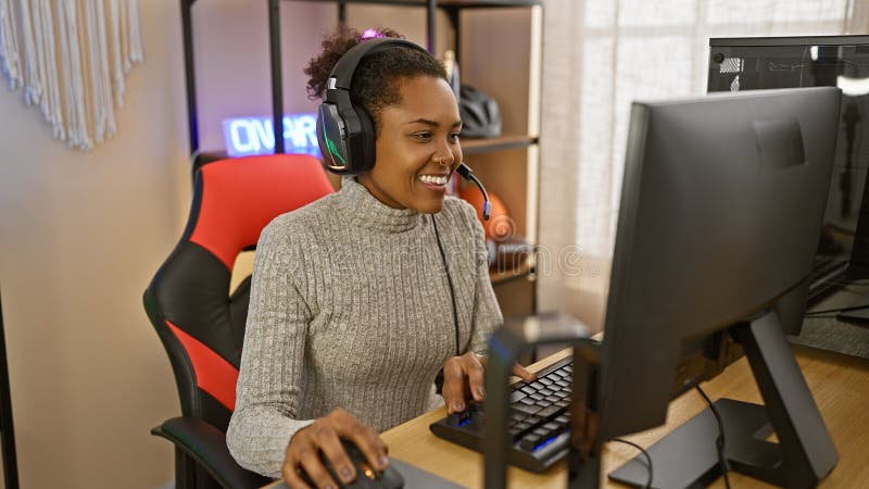 Sömmande kvinna med hörlurar som spelar på natten på ett hemkontor arkivbild