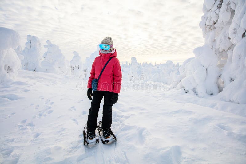 Söt flicka som vandrar i snöskor arkivfoton