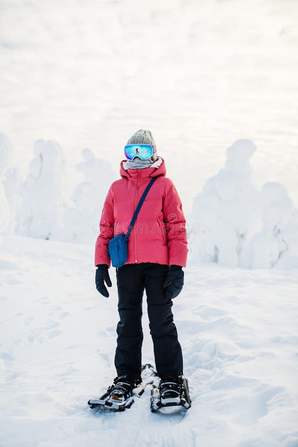 Söt flicka som vandrar i snöskor royaltyfri fotografi