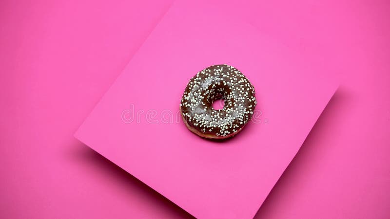 Söt glasad munk på rosa bakgrund, kulinariska konster, smakligt bageri, skjuten makro arkivbild Söt glasad munk på rosa bakgrund, kulinariska konster, smakligt bageri, skjuten makro arkivbild