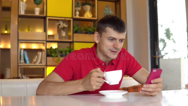 Söt kopp för giffel för bakgrundsavbrottskaffe Man som pratar med flickvännen, medan dricka kaffe lager videofilmer