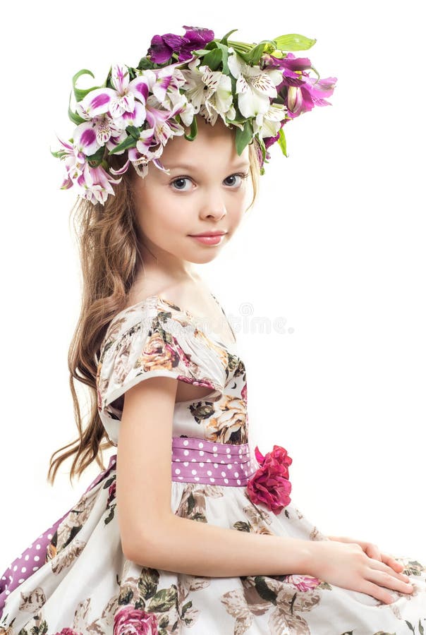 Söt liten flicka med den blom- head kransen arkivbild Söt liten flicka med den blom- head kransen arkivbild